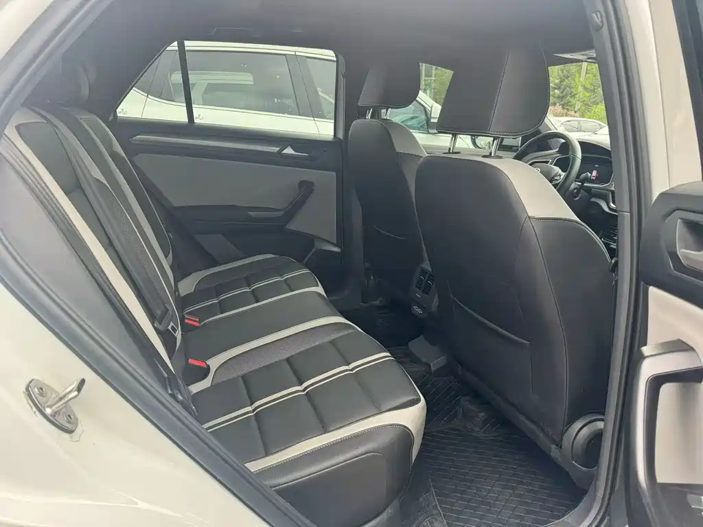 Volkswagen T-Roc 2024 300TSI DSG
