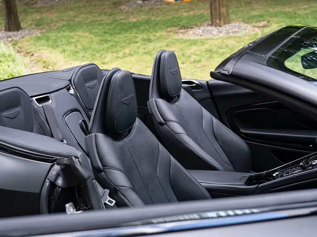 Aston Martin DB12 — миниатюра 28