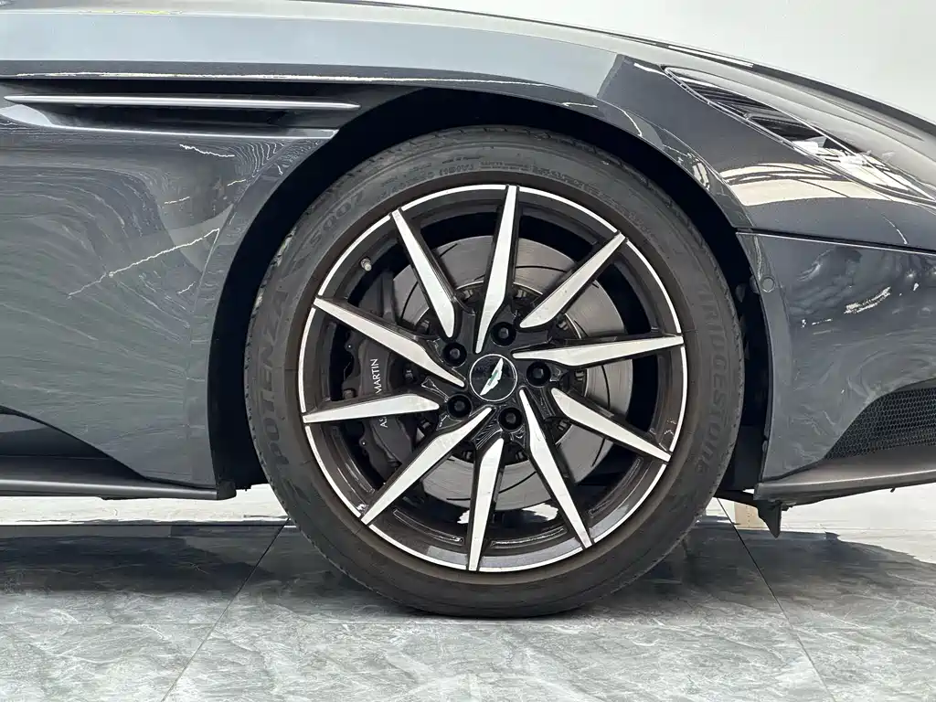 Aston Martin DB11 — миниатюра 9