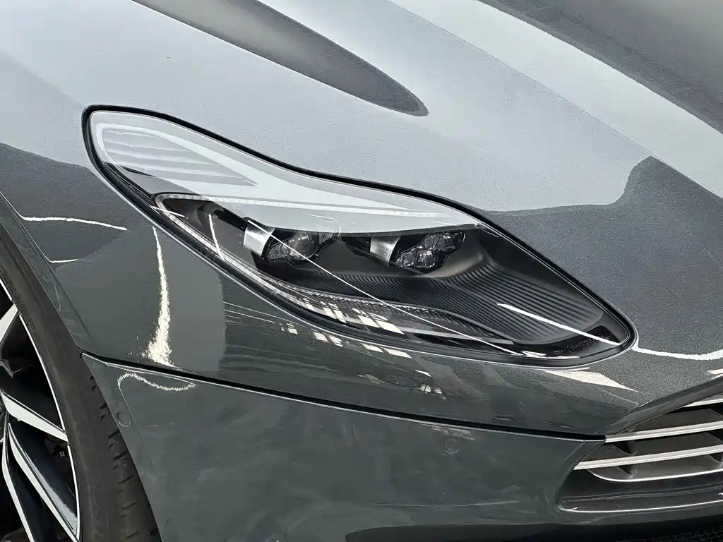 Aston Martin DB11 — миниатюра 12