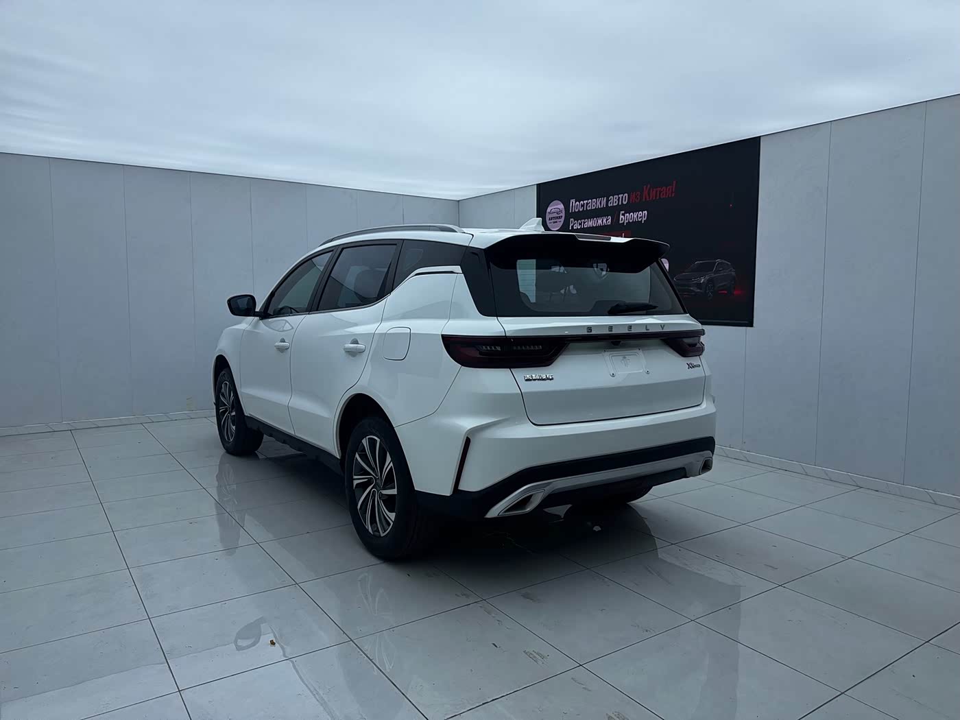 Geely Emgrand X6 1.4 л 2023 г. Белый, пробег 28000 км