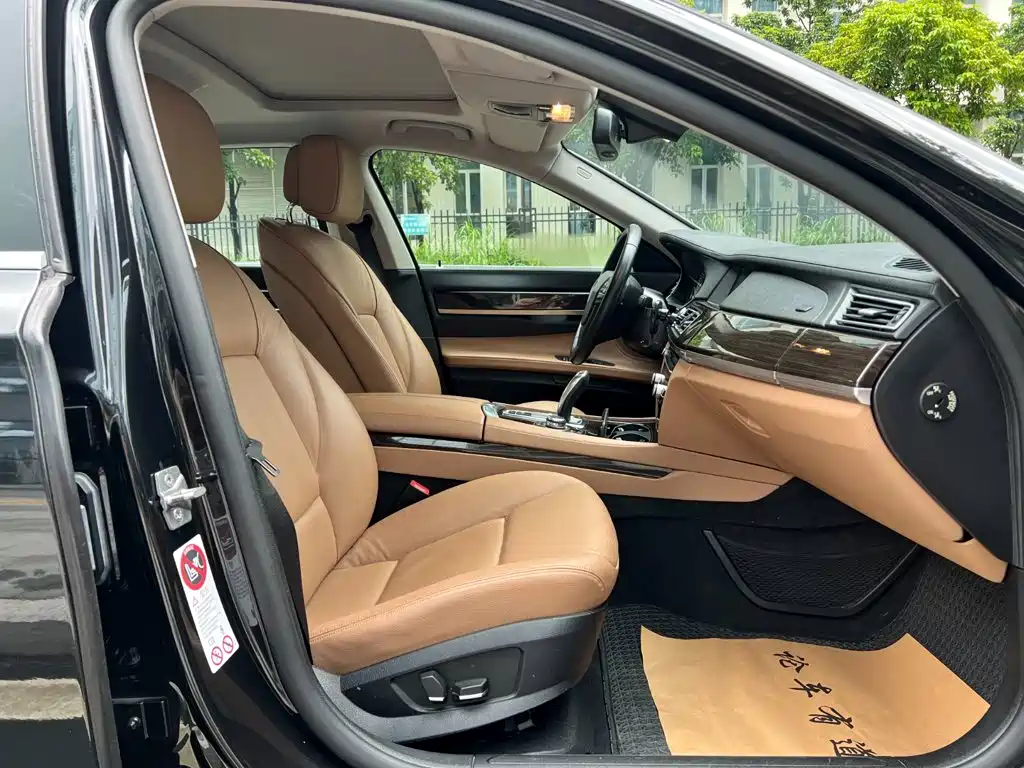 BMW 7 Series — миниатюра 21