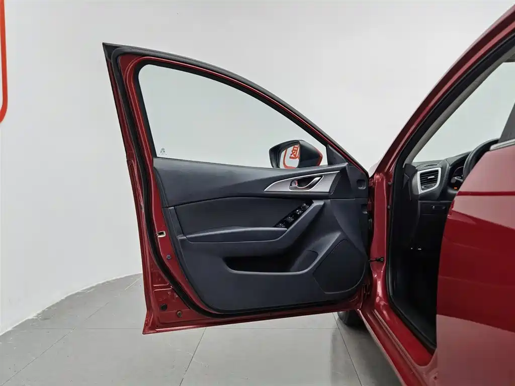 Mazda Mazda3 3 2017 1.5L AT Luxury V