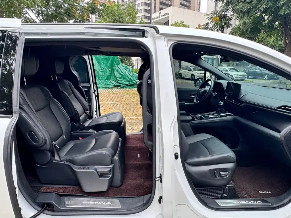 Toyota Sienna — миниатюра 7