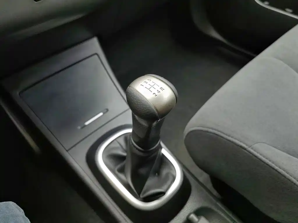 Nissan Tiida — миниатюра 13