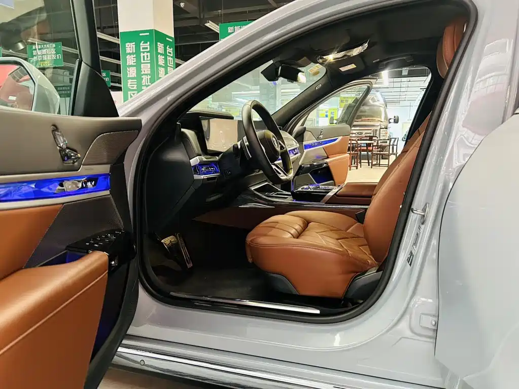 BMW 7 Series — миниатюра 9