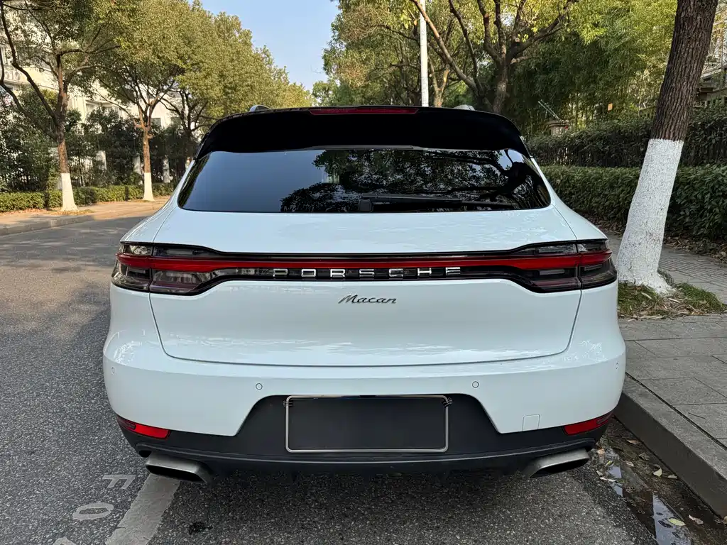 PORSCHE MACAN