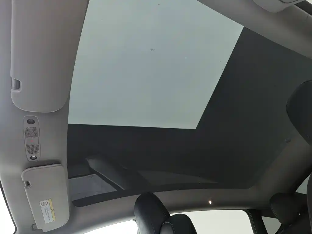 Tesla Model Y — миниатюра 14