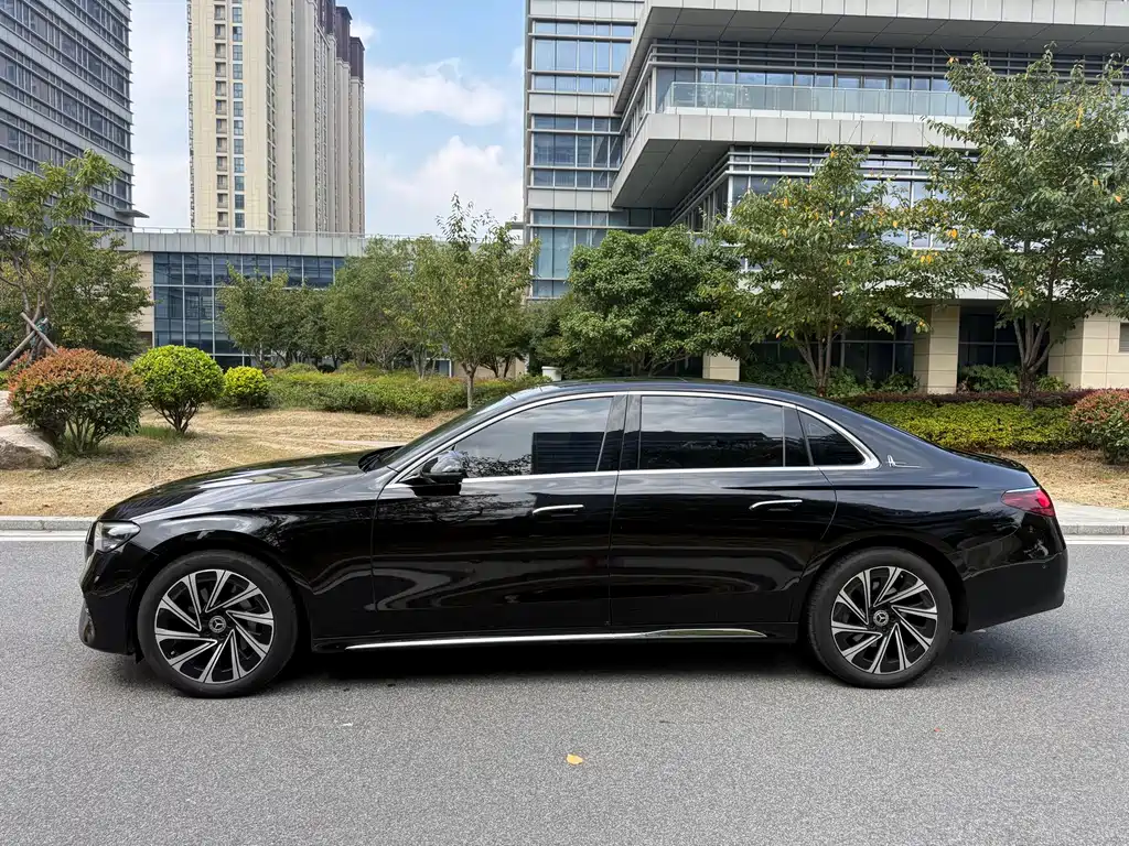Mercedes-Benz E-Class — миниатюра 4