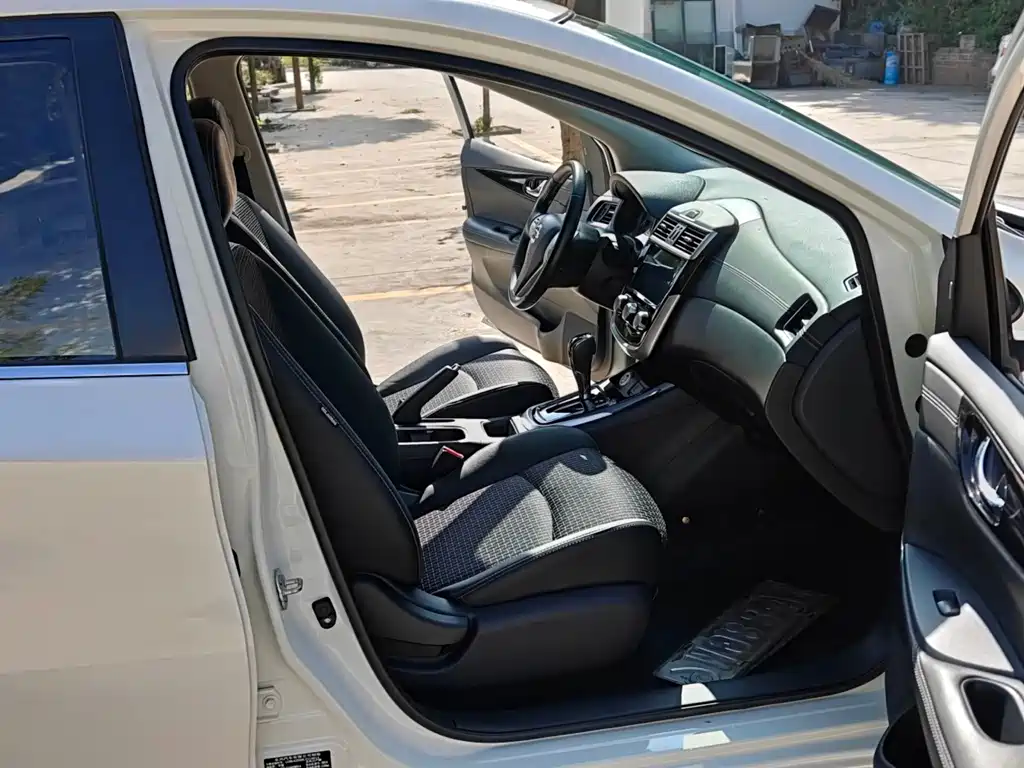 Nissan Tiida — миниатюра 11