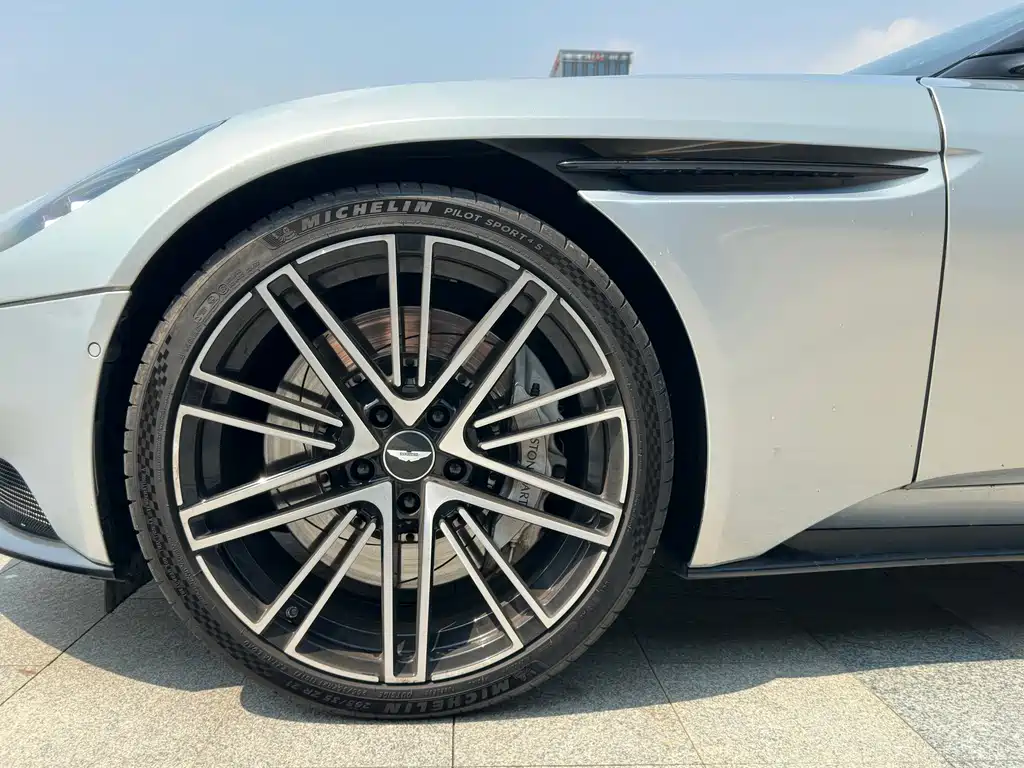 Aston Martin DB11 — миниатюра 17