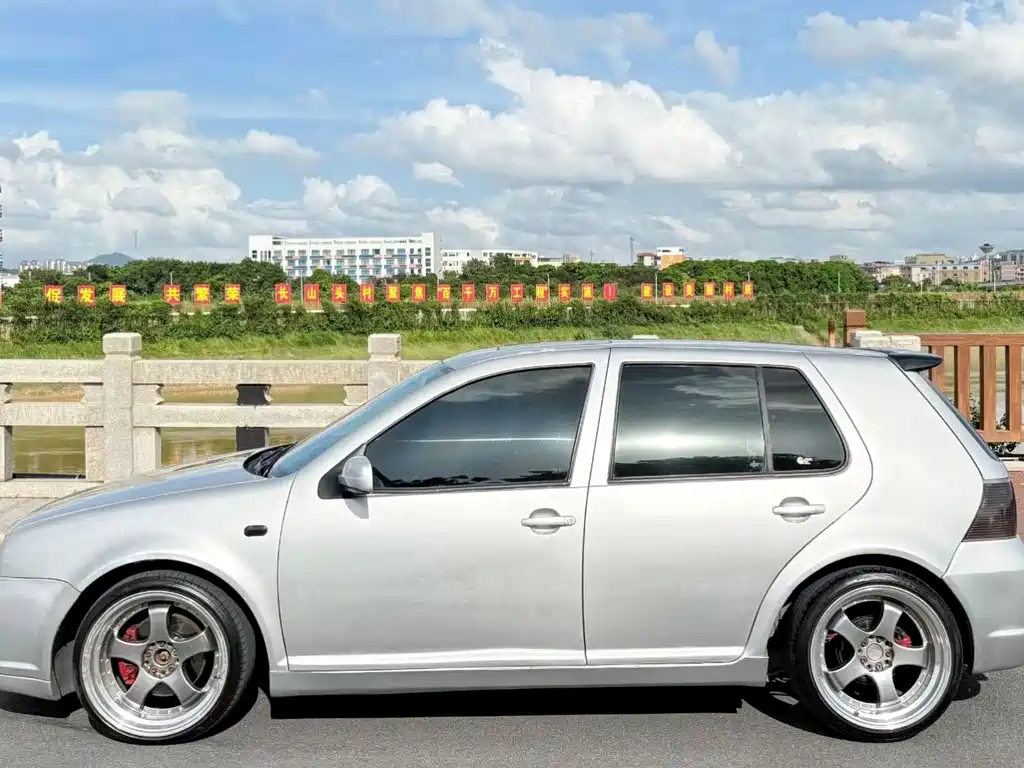 Volkswagen Golf 05 1.6 MT Comfort