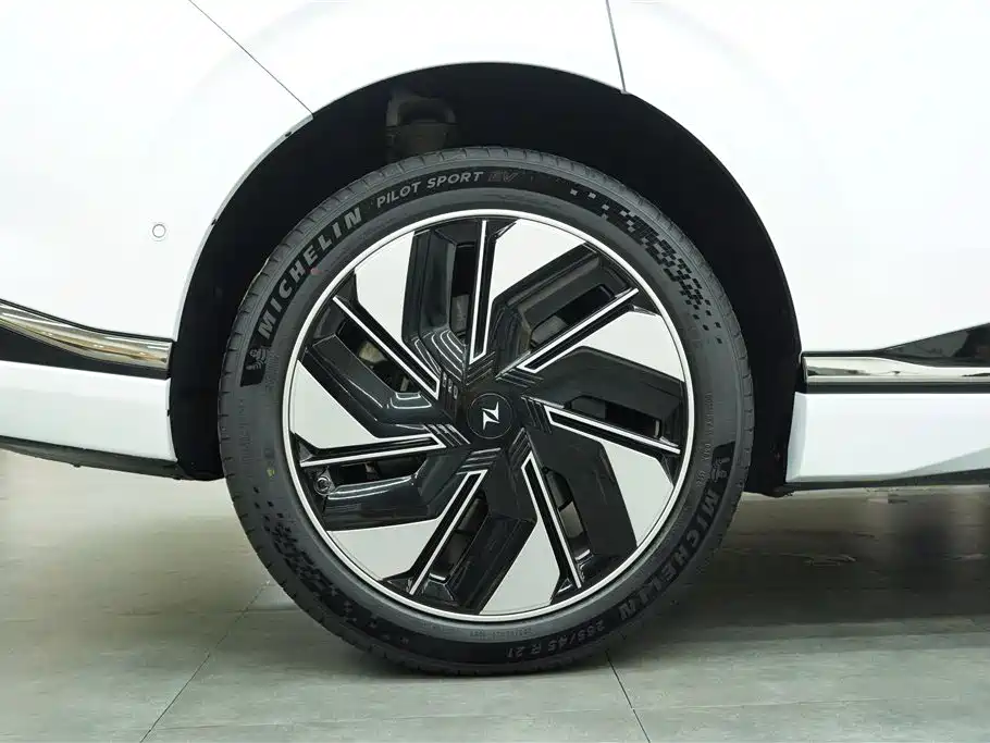 Dongfeng eπ008 2025 636Ultra 5 мест