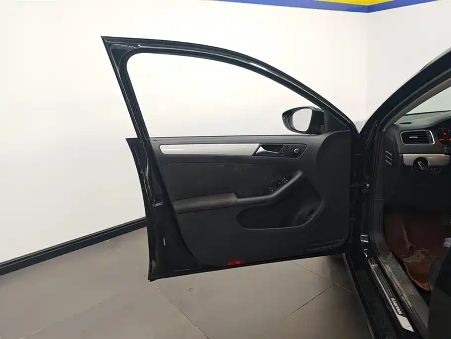 Volkswagen Sagitar 2014 1.6L AT Comfort