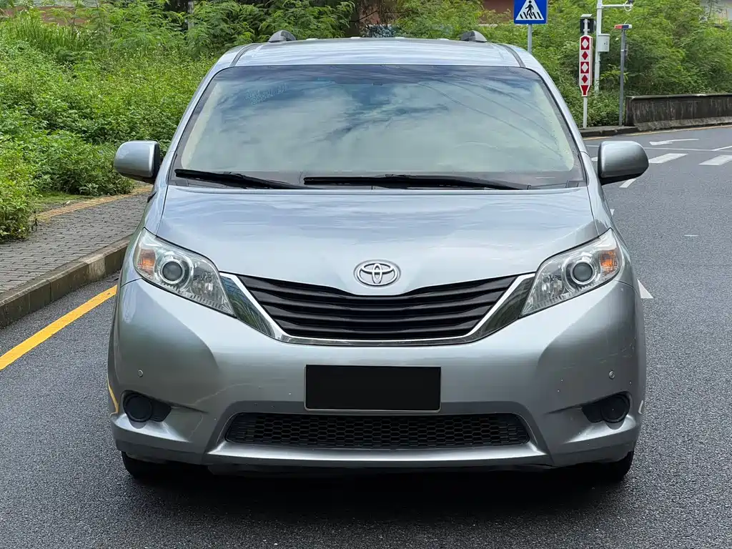 Toyota Sienna — миниатюра 2