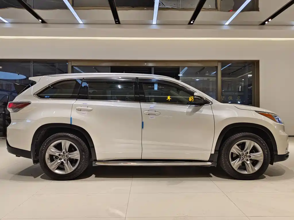TOYOTA HIGHLANDER