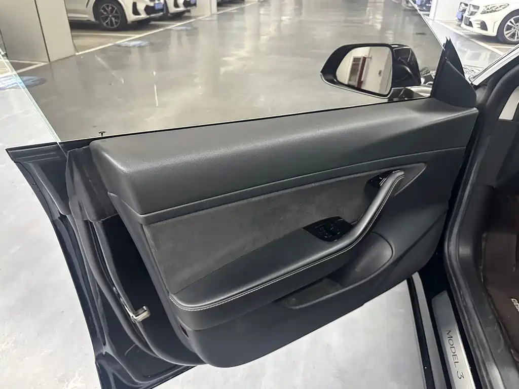 Tesla Model 3 — миниатюра 3