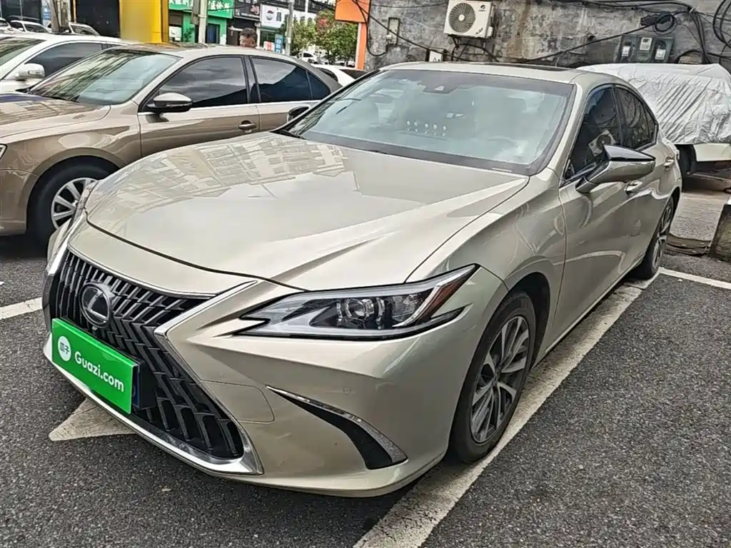 Lexus ES 2021