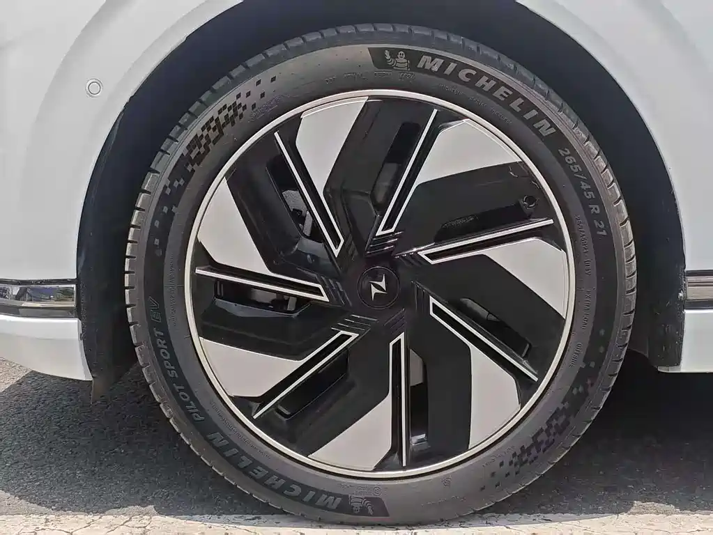 Dongfeng eπ008 2025 210Ultra 5 мест