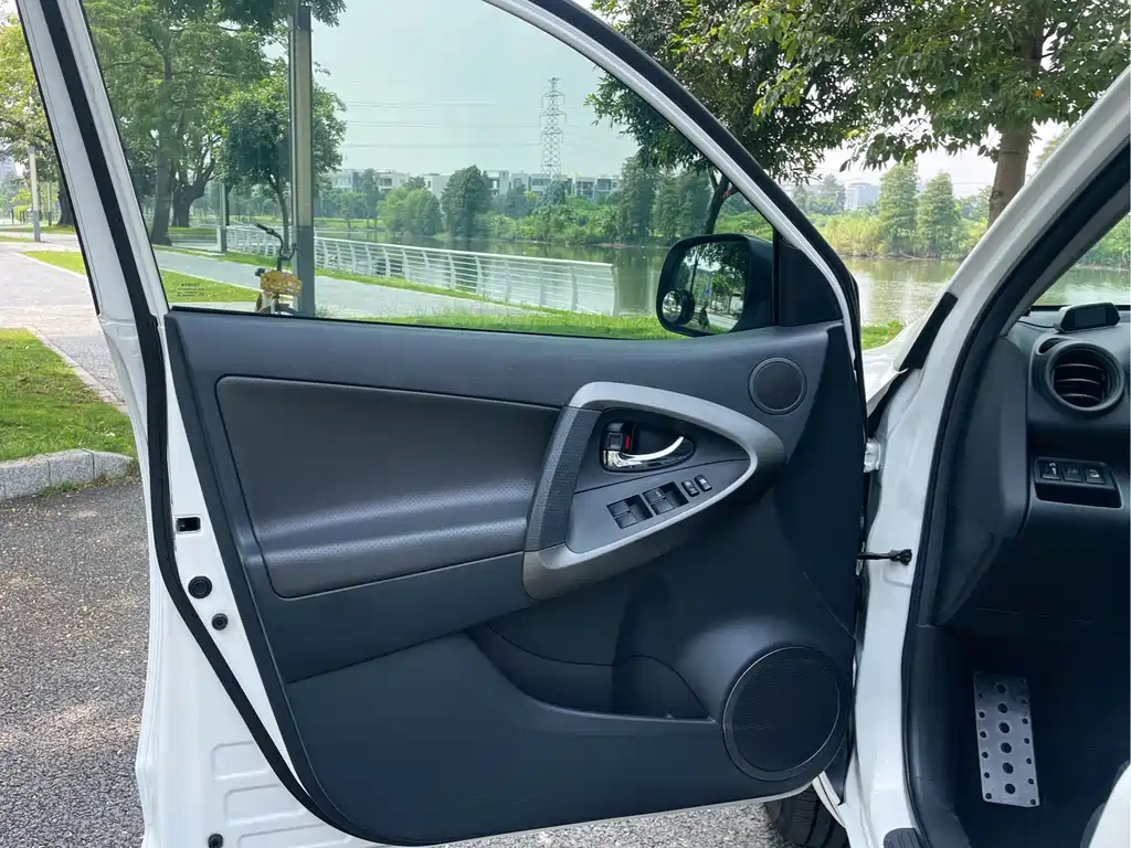 Toyota RAV4 — миниатюра 11