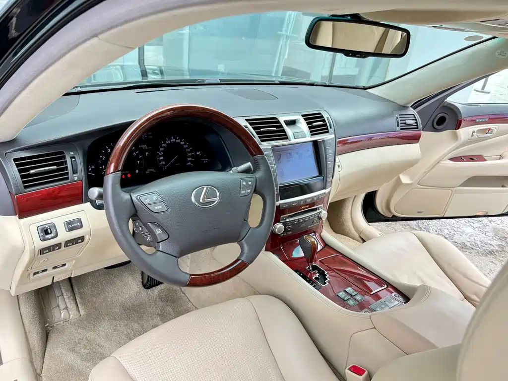 Lexus LS — миниатюра 10