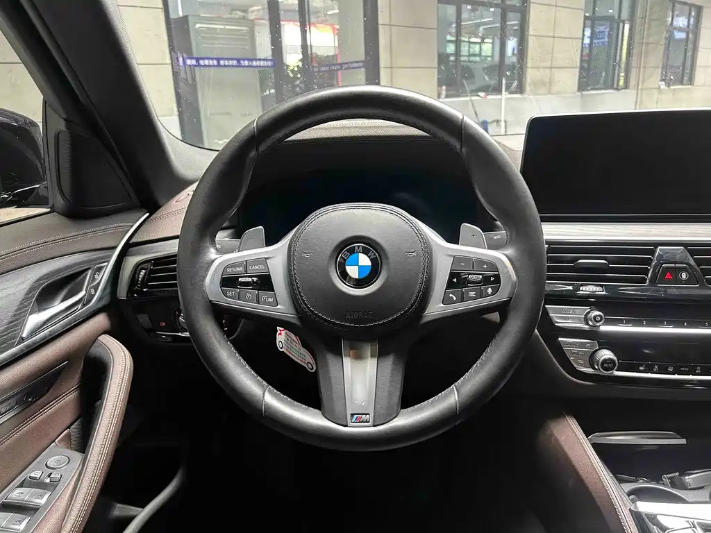 BMW 5 Series — миниатюра 9