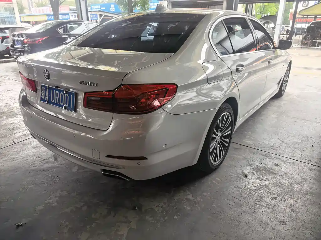 BMW 5 Series — миниатюра 9