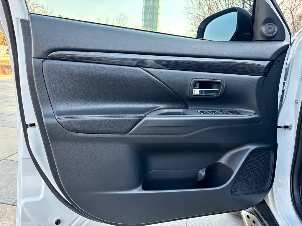 MITSUBISHI OUTLANDER