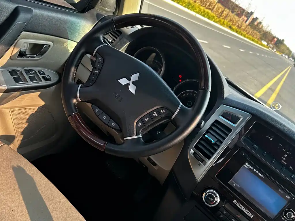 Mitsubishi Pajero (Import) — миниатюра 5