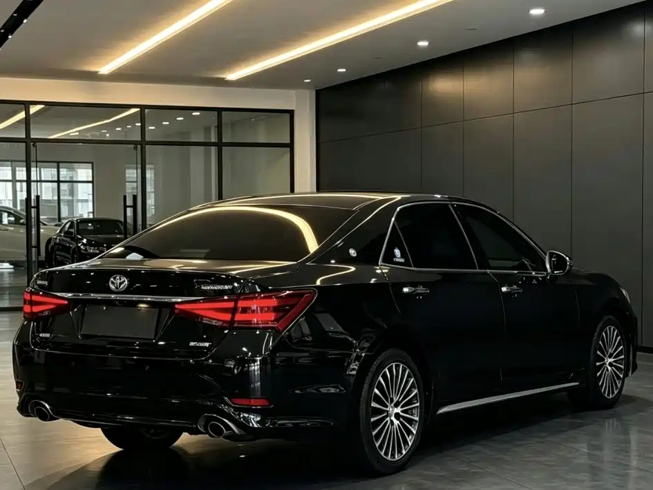 Toyota Crown — миниатюра 5