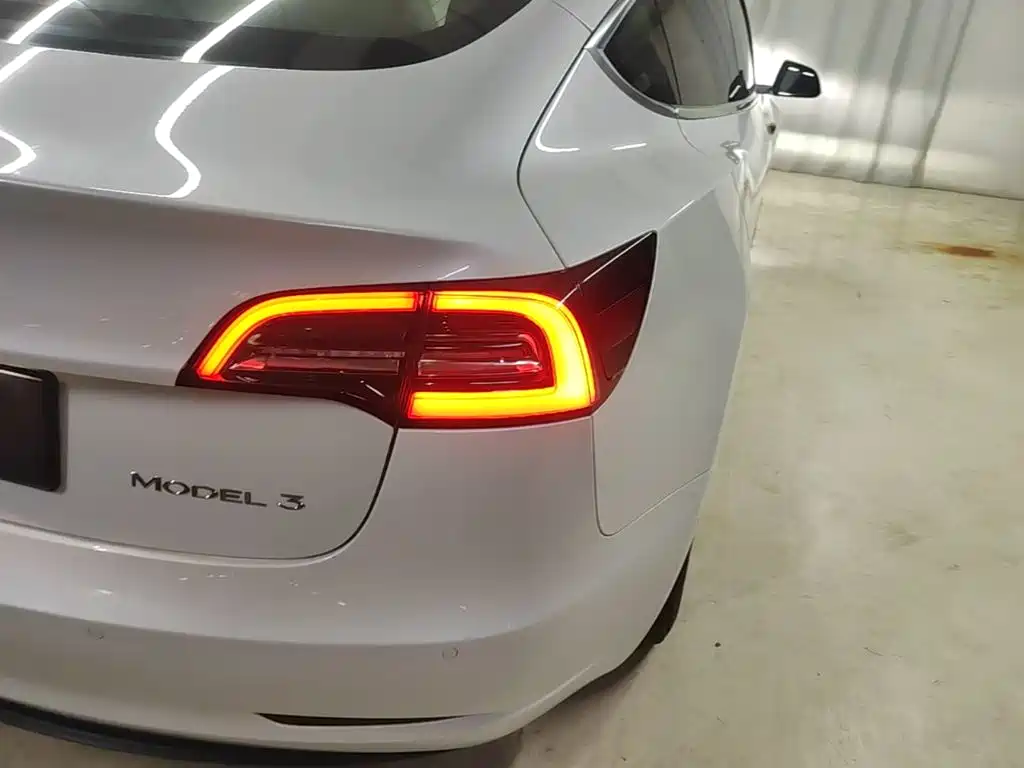 Tesla Model 3 — миниатюра 8
