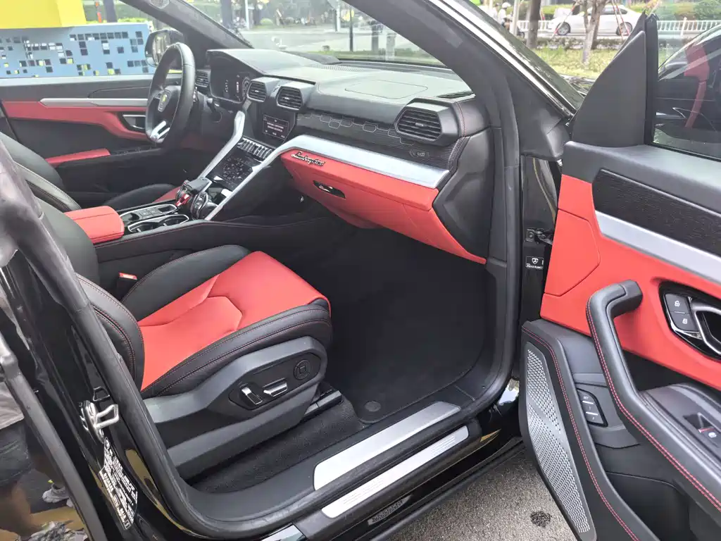 Lamborghini Urus — миниатюра 17