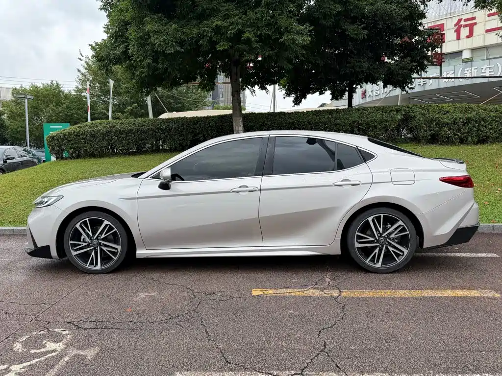 Toyota Camry — миниатюра 3