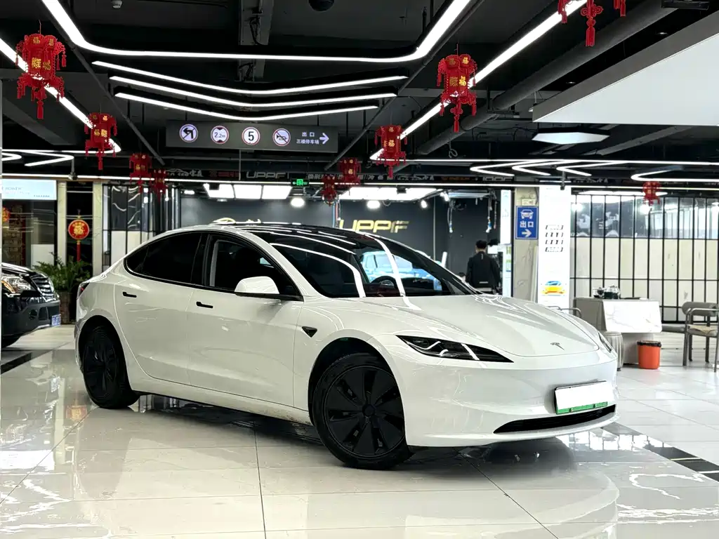 TESLA MODEL 3