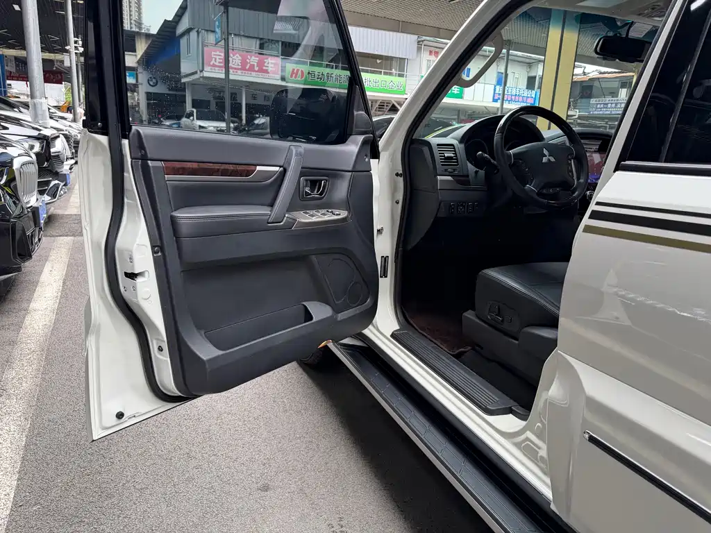 Mitsubishi Pajero (Import) — миниатюра 13