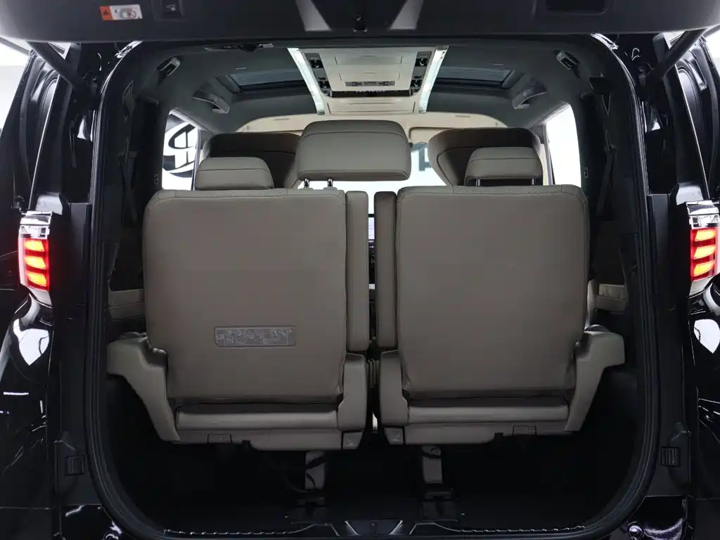 Toyota Alphard — миниатюра 9