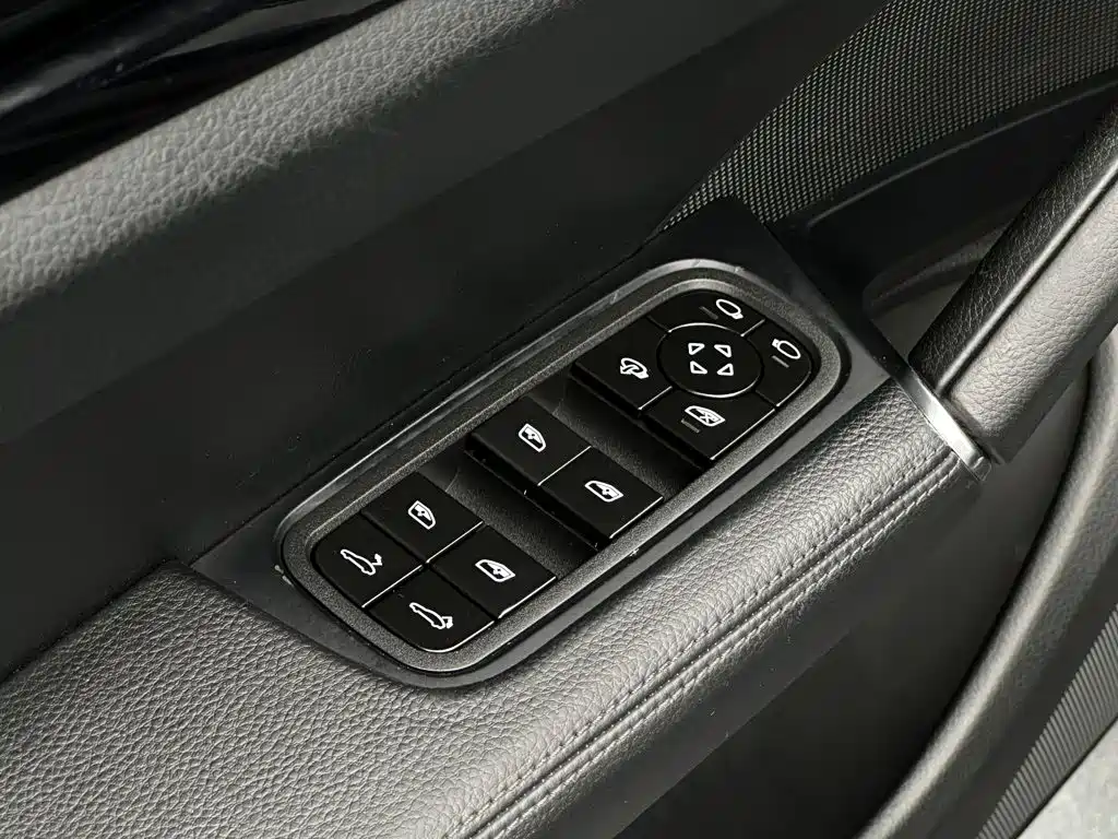 Porsche Cayenne — миниатюра 12