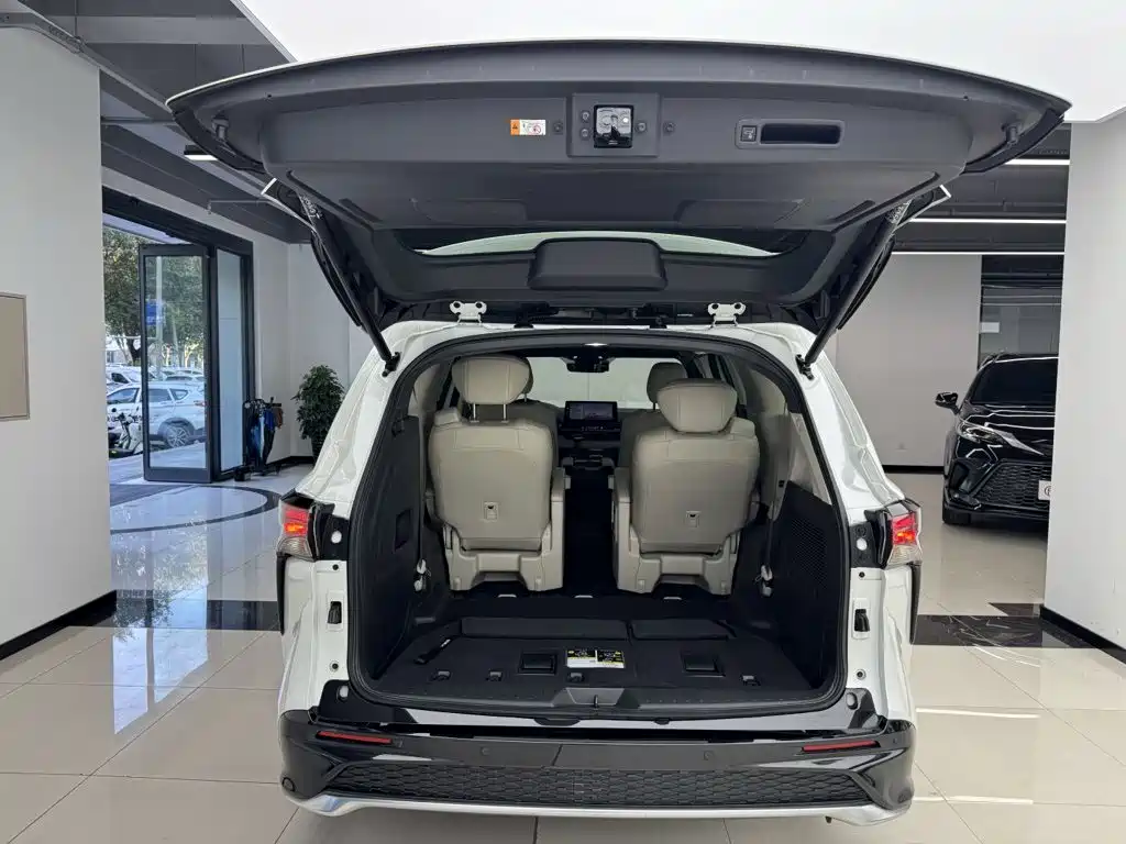 Toyota Granvia — миниатюра 4