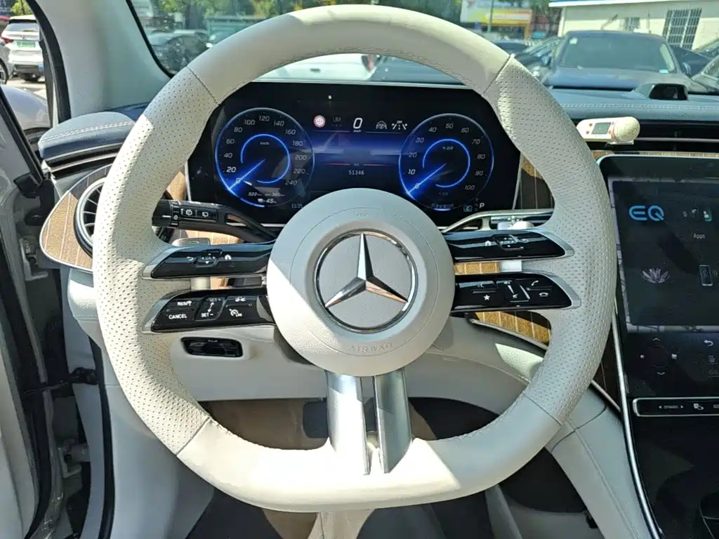 Mercedes-Benz EQE SUV — миниатюра 11