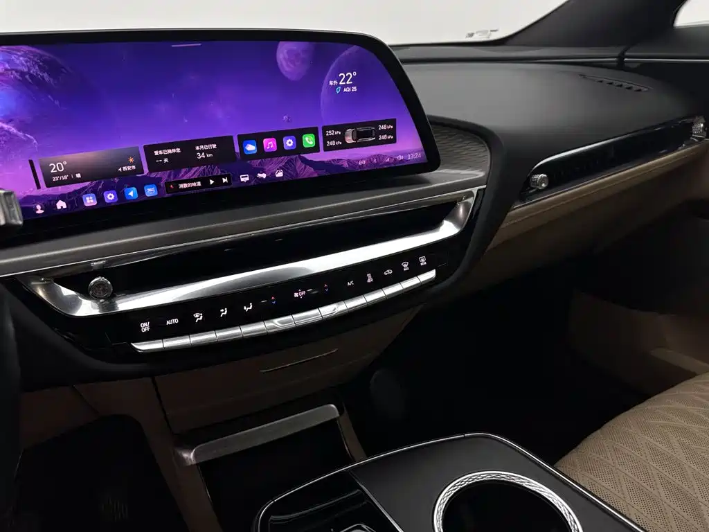 Cadillac Lyriq — миниатюра 13