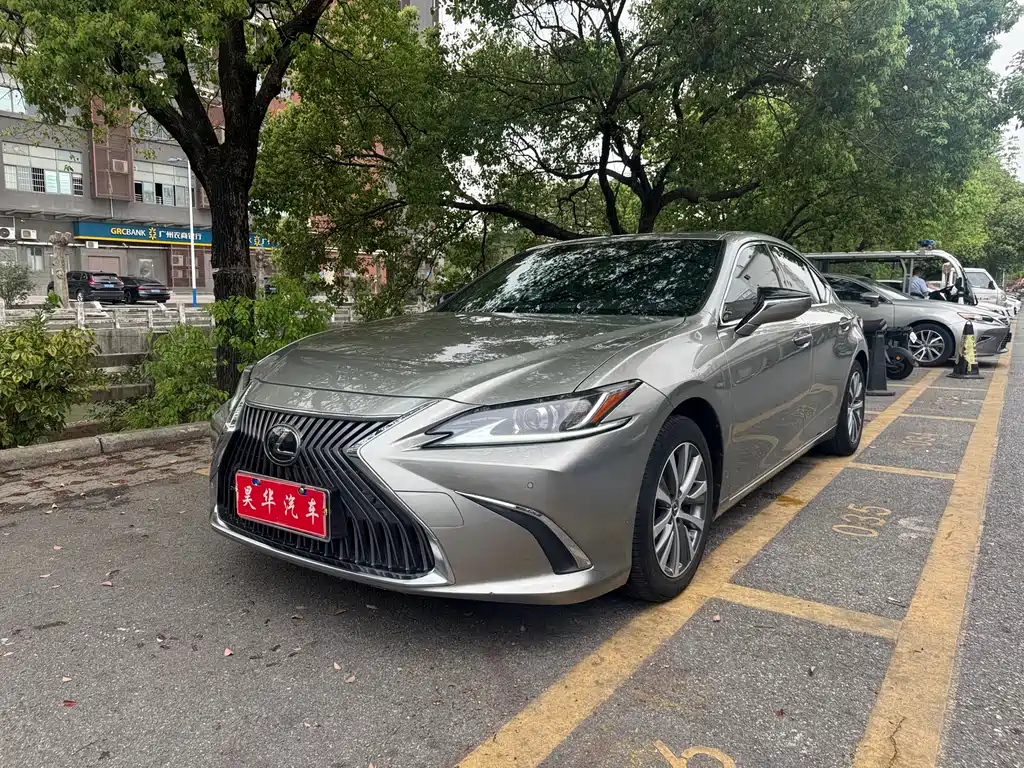 Lexus ES 2020