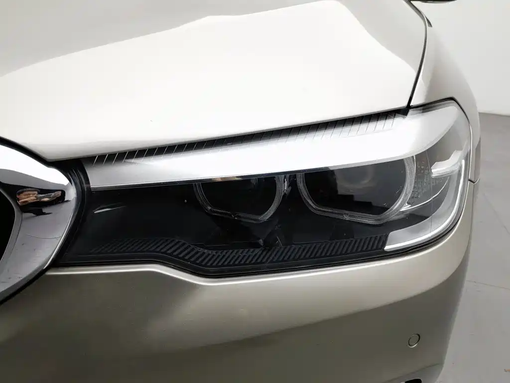 BMW 5 Series — миниатюра 7