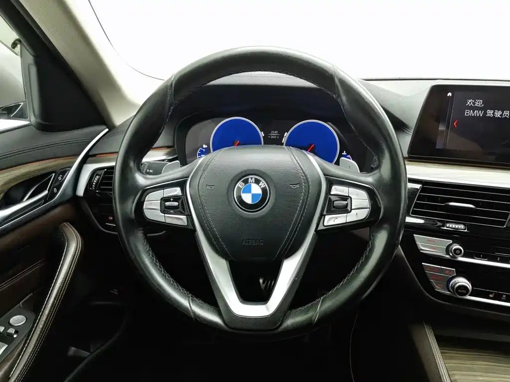 BMW 5 Series — миниатюра 11