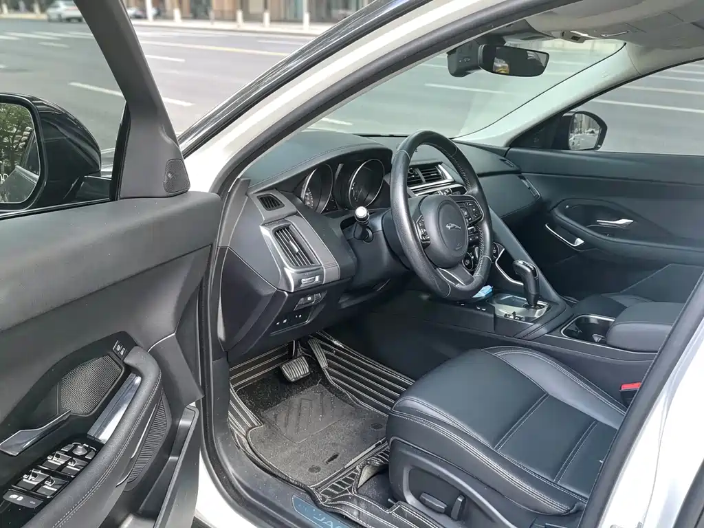 Jaguar E-PACE — миниатюра 4