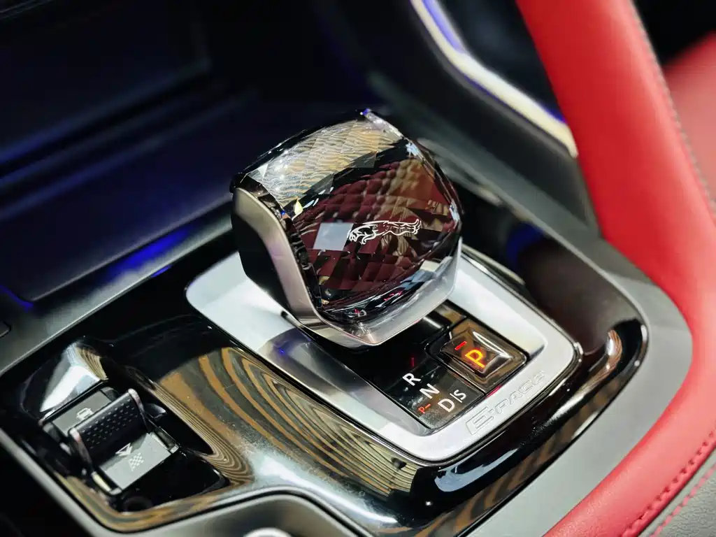 Jaguar E-PACE — миниатюра 11