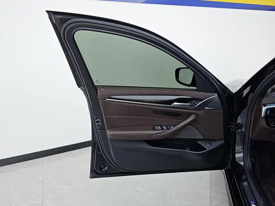 BMW 5 Series — миниатюра 7