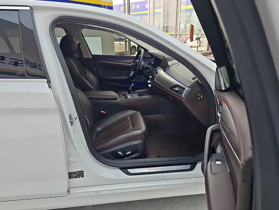 BMW 5 Series — миниатюра 7