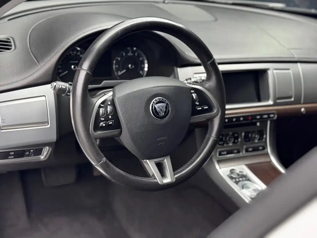 Jaguar XF — миниатюра 6
