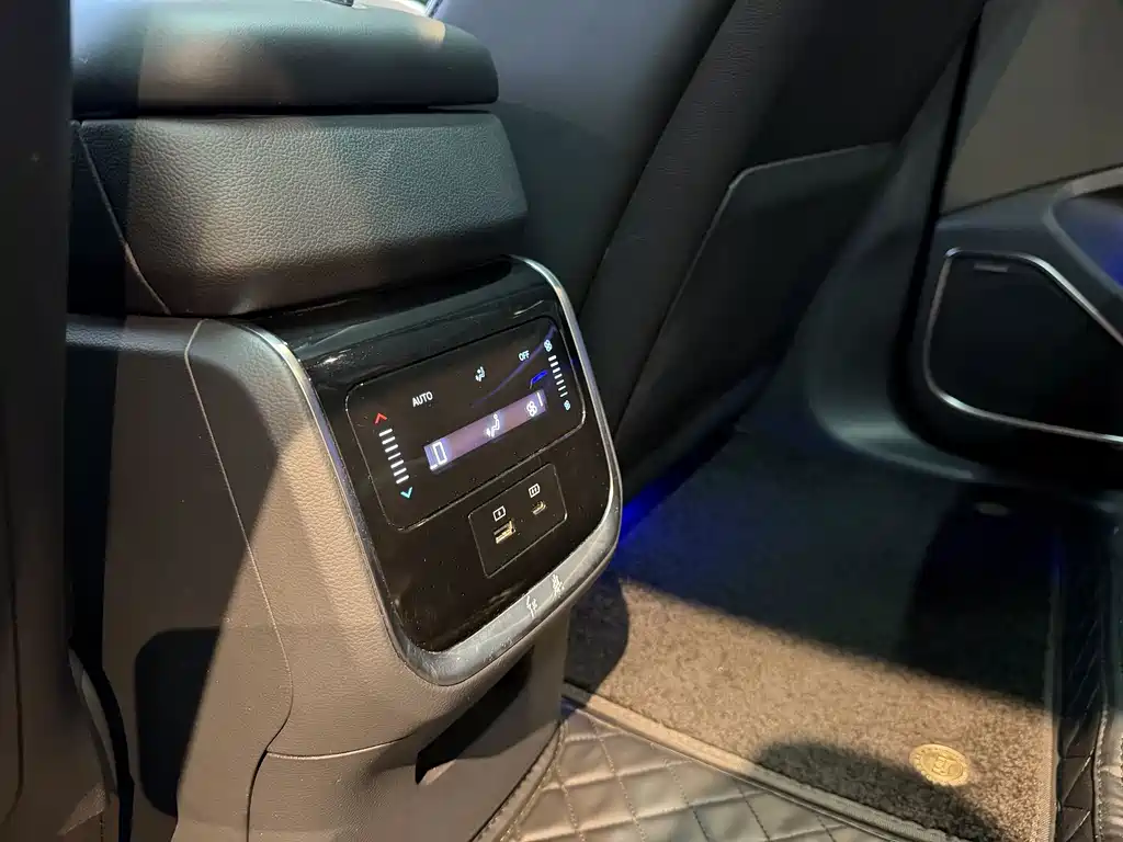 Hongqi HS7 PHEV 2024 2.0T PHEV 6 мест
