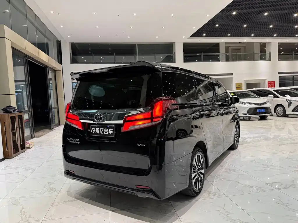 Toyota Alphard — миниатюра 10